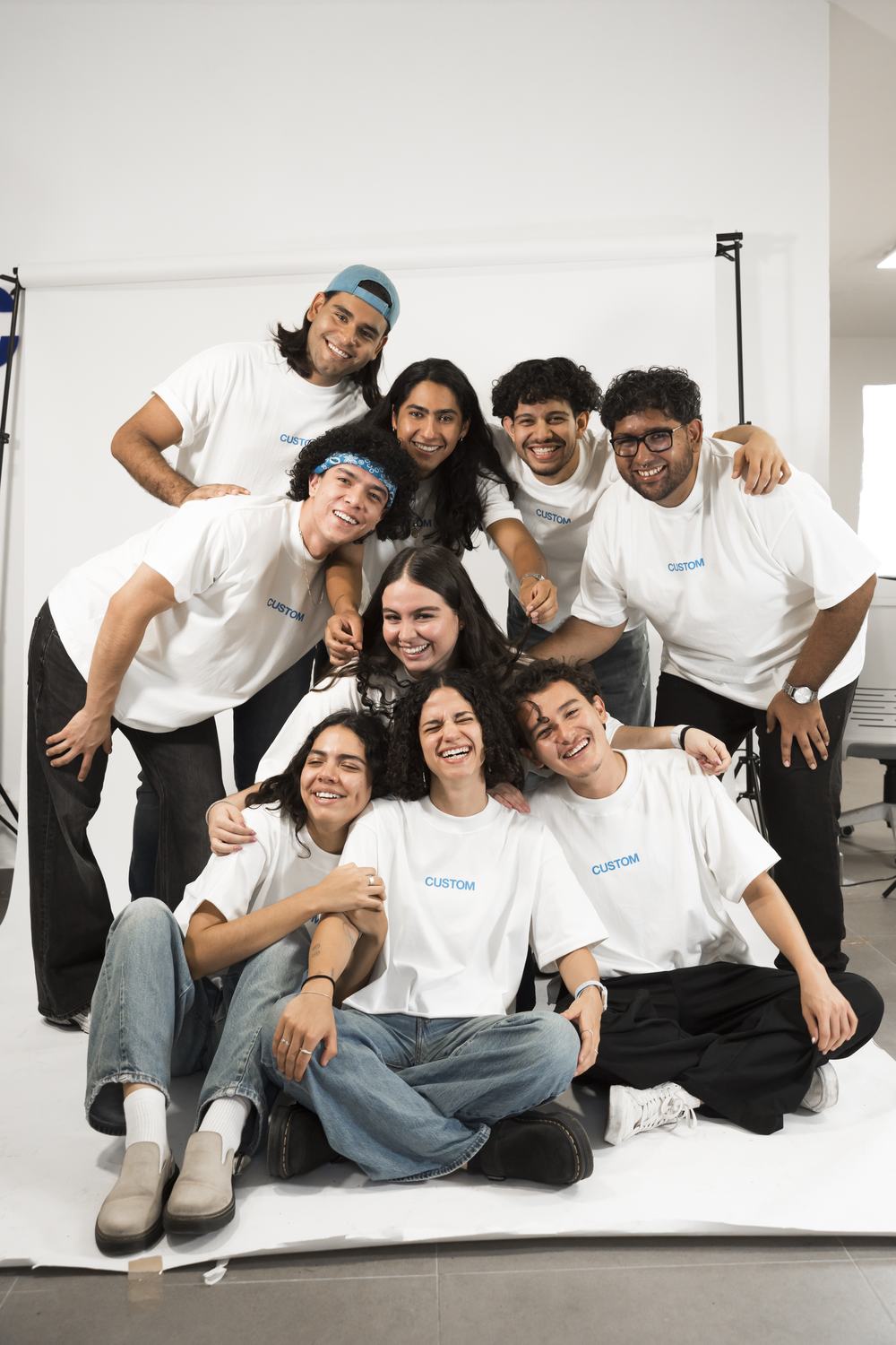 Equipo de Custom con playeras blancas personalizadas